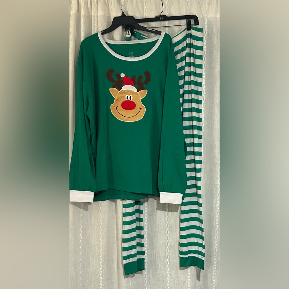 Cora Bee green and white pajamas with reindeer. Sz XXXL